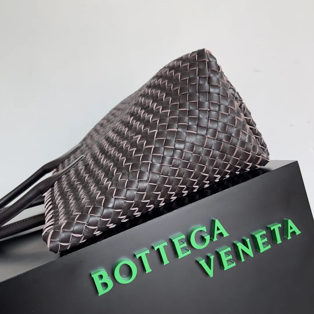 Batch 2860 Classic returns... (large size 51cm) • Cabat, born in 2001, is one of the most iconic styles of the Bottega Veneta workshop. The whole bag is made of top-grade imported lambskin. There is no exposed logo on the whole bag, but with the classic wide woven elements, you can tell who it belongs to at a glance! Can be carried on one shoulder, very practical! Style number: 608811 Size: 51*18*28